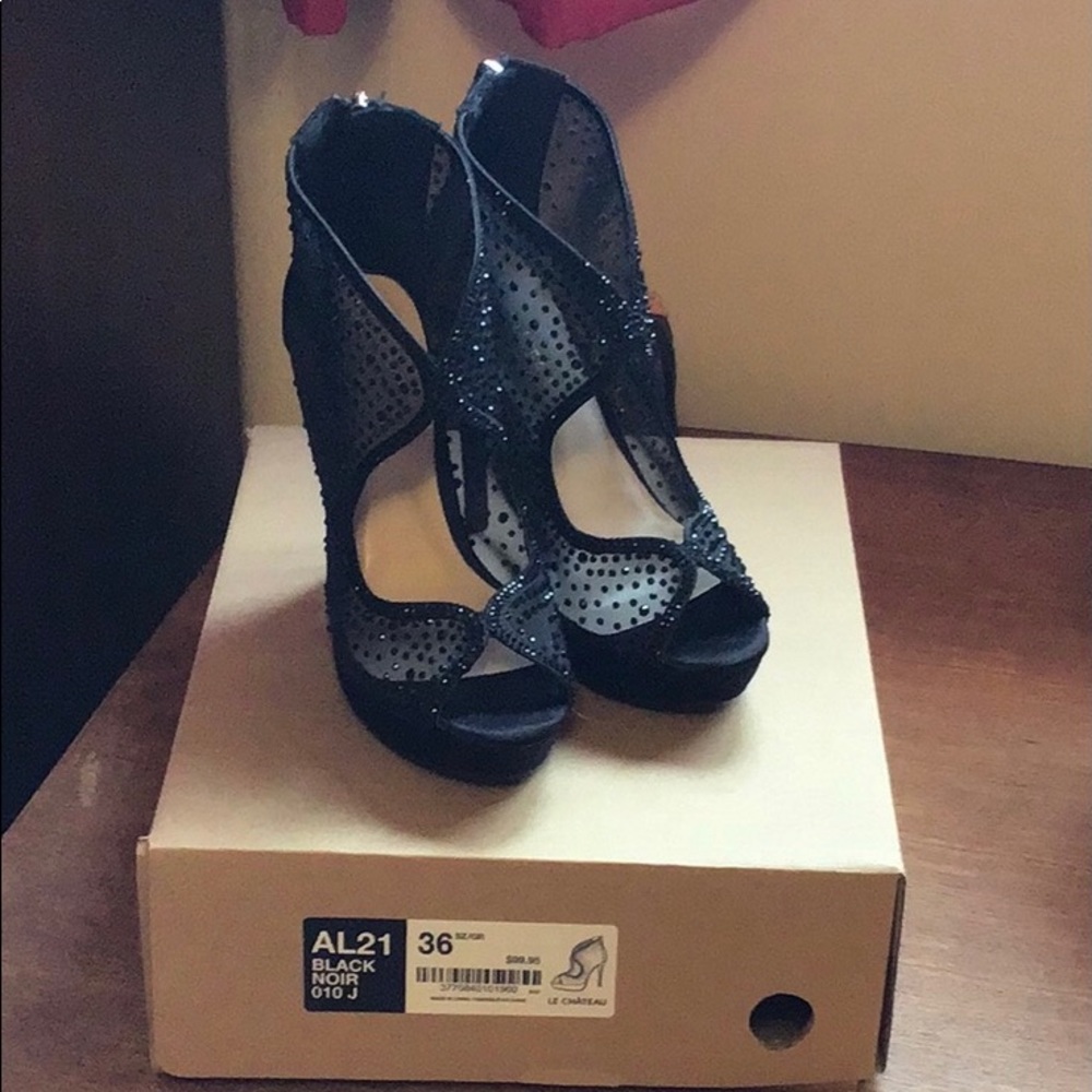 Never worn, with box, Le Chateau, Sexy, black evening shoes, 4.5”heels!